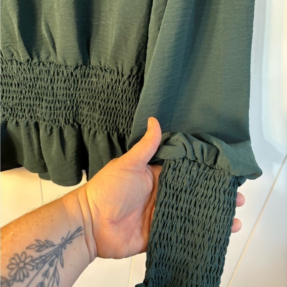 She + Sky Dark Green Women’s Peplum Blouse Size Small - Picture 7 of 9